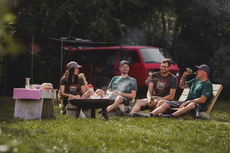 Gruppe Menschen sitzt vor Feuerschale